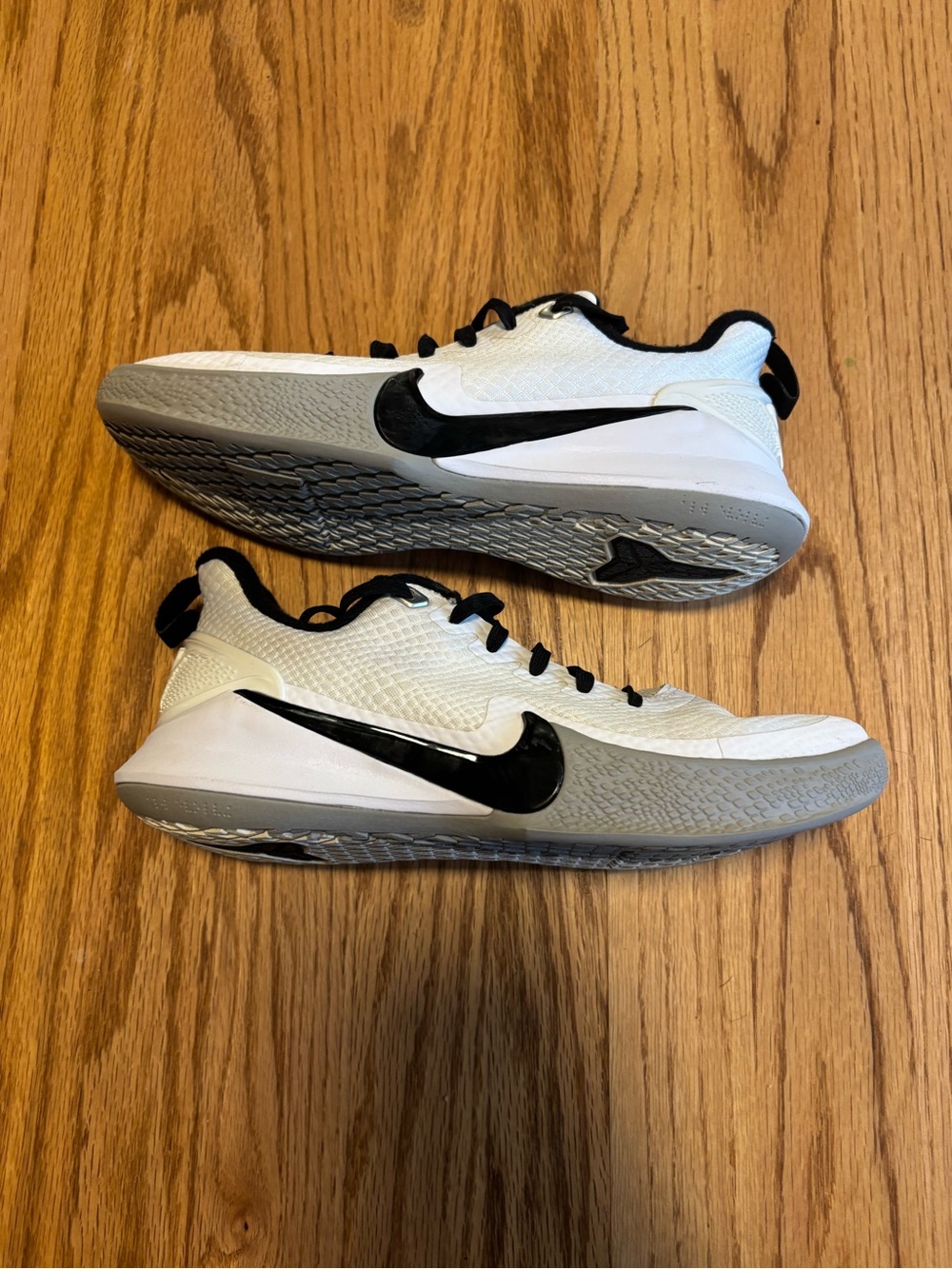 Kobe Nike Mamba Focus. Kids White, Gray & Black Low-Top Basketball Sneakers